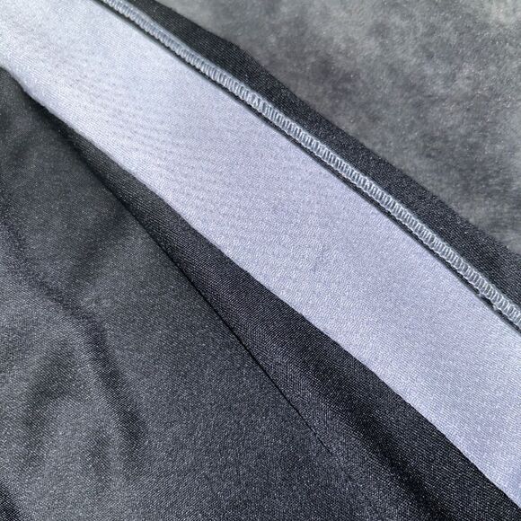 Men’s 3xb tech gear athletic shorts-see all photos/ 2 small pulls in fabric - Picture 3 of 3